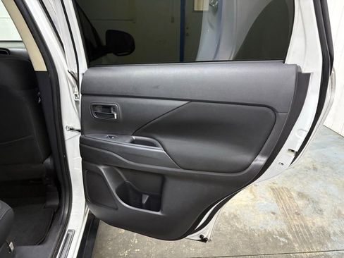 Used 2019 Mitsubishi Outlander ES FWD image 14