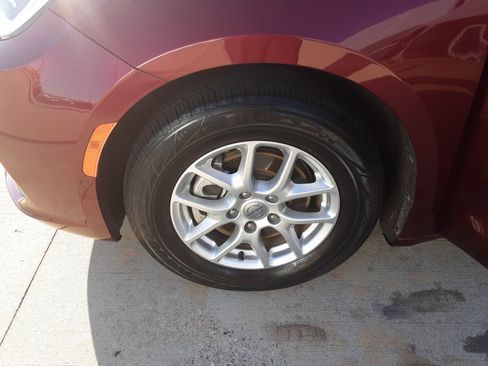 Used 2022 Chrysler Pacifica Touring-L w/ Uconnect Theater Family Group image 20