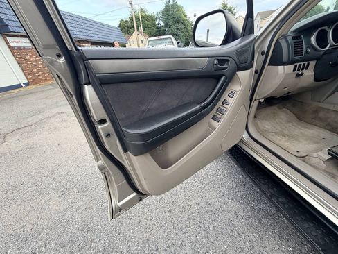 Used 2004 Toyota 4Runner SR5 AWD/4WD image 53