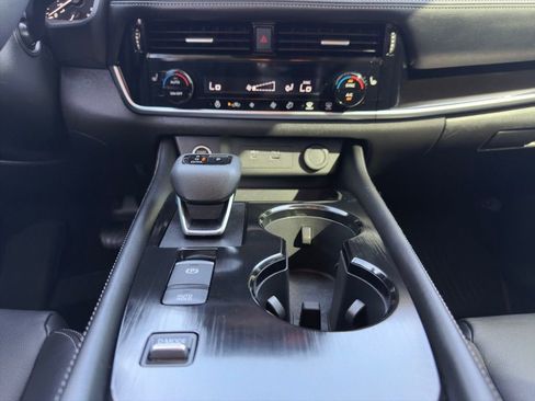 Used 2023 Nissan Rogue SL FWD image 3