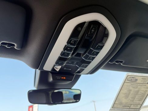 Used 2025 Porsche Macan image 36