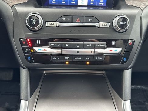 Used 2020 Ford Explorer Platinum w/ Premium Technology Package image 17