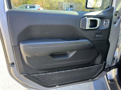 Used 2020 Jeep Wrangler Unlimited Sahara image 16