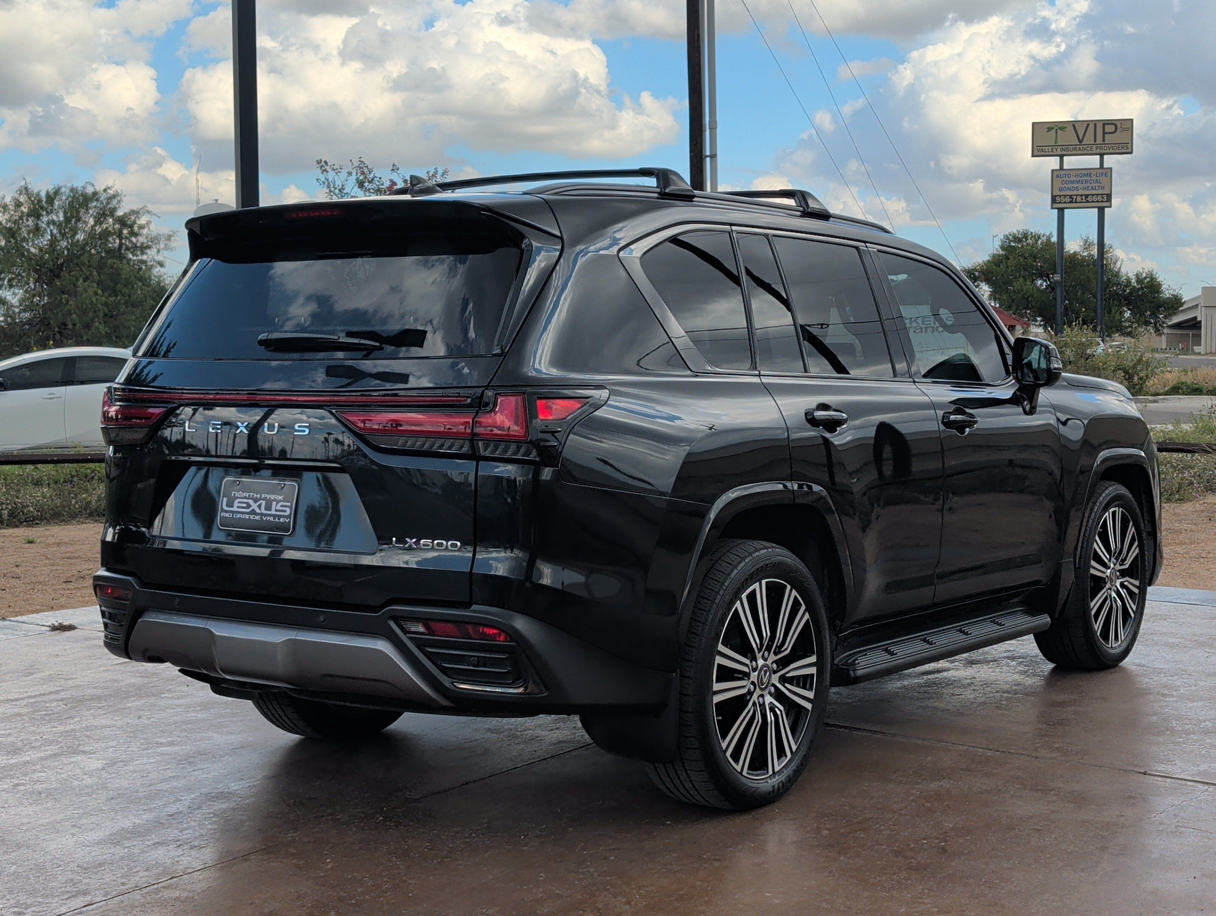Used 2022 Lexus LX 600 4WD w/ Appearance Package image 2