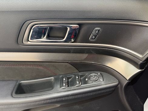 Used 2019 Ford Explorer XLT w/ Equipment Group 202A FWD image 10