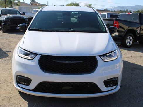 New 2026 Chrysler Pacifica Select image 2