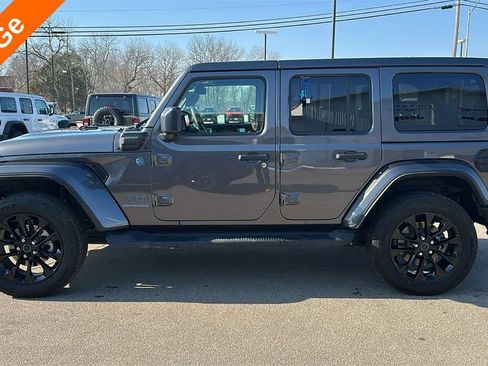 Used 2025 Jeep Wrangler Unlimited Sahara AWD/4WD image 4
