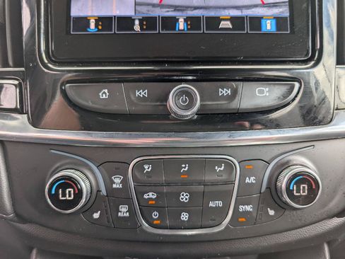 Used 2023 Chevrolet Traverse LT w/ Rear Camera Mirror Package AWD/4WD image 17