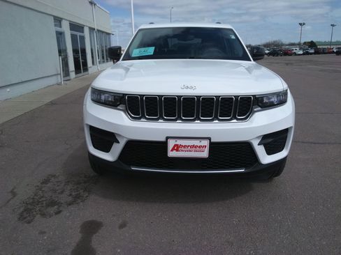 Used 2023 Jeep Grand Cherokee Laredo image 3