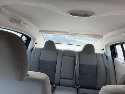 Used 2010 Chrysler Sebring Touring FWD image 19