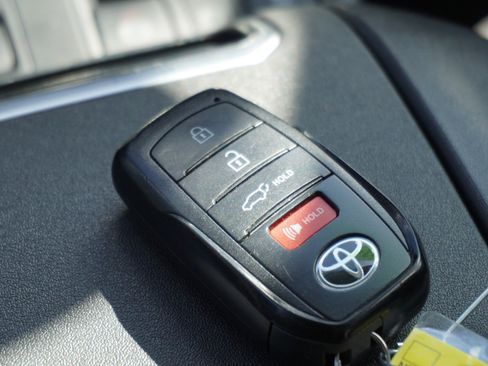 Used 2024 Toyota Highlander LE image 18