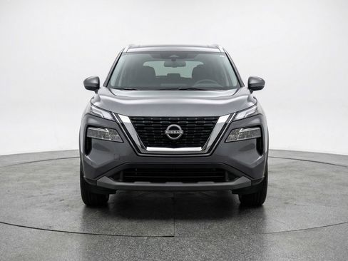 Used 2025 Nissan Rogue SV image 2