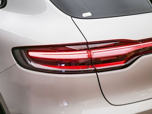 Certified 2025 Porsche Macan AWD/4WD image 15