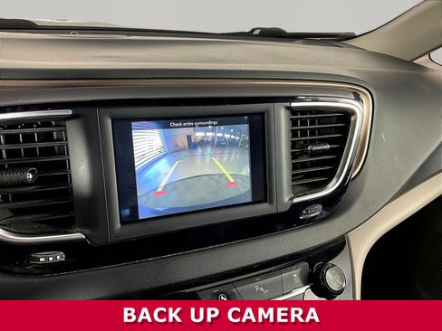 Used 2018 Chrysler Pacifica Touring-L FWD image 13