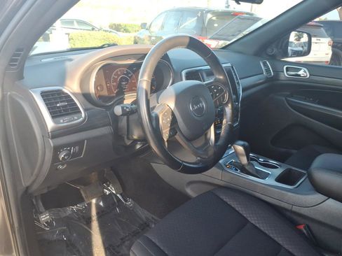 Used 2020 Jeep Grand Cherokee Laredo RWD image 12