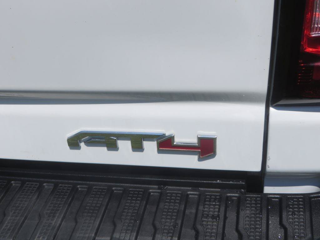 Used 2022 GMC Sierra 2500 AT4 w/ AT4 Premium Plus Package AWD/4WD image 9