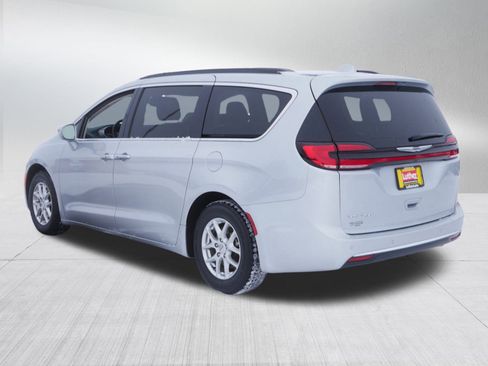Certified 2022 Chrysler Pacifica Touring-L image 5