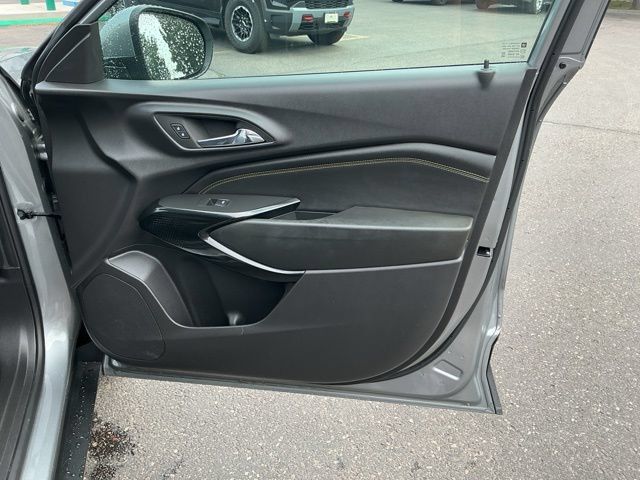 Used 2025 Chevrolet Trax LT FWD image 17