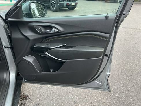 Used 2025 Chevrolet Trax LT FWD image 17