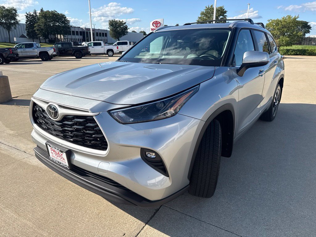 Used 2025 Toyota Highlander XLE AWD/4WD image 6
