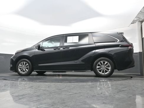 Used 2024 Toyota Sienna LE image 29