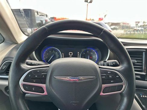 Used 2018 Chrysler Pacifica Touring-L Plus FWD image 15