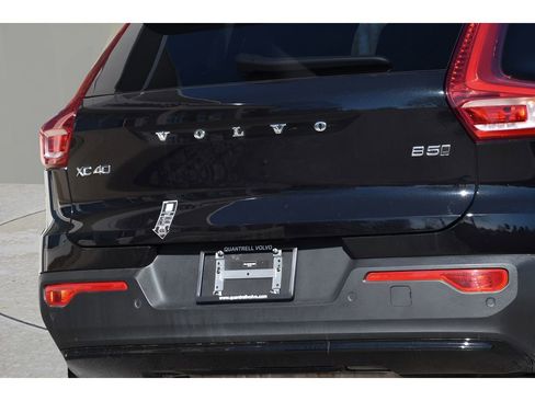 Certified 2025 Volvo XC40 B5 Plus w/ Protection Package Premier image 28