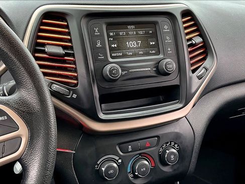 Used 2017 Jeep Cherokee Sport image 6