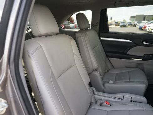 Used 2017 Toyota Highlander XLE FWD image 17