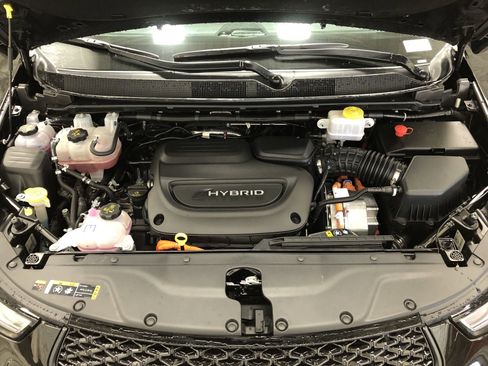 Used 2023 Chrysler Pacifica Limited w/ S Appearance Package image 6