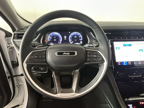 Used 2023 Jeep Grand Cherokee Limited AWD/4WD image 16