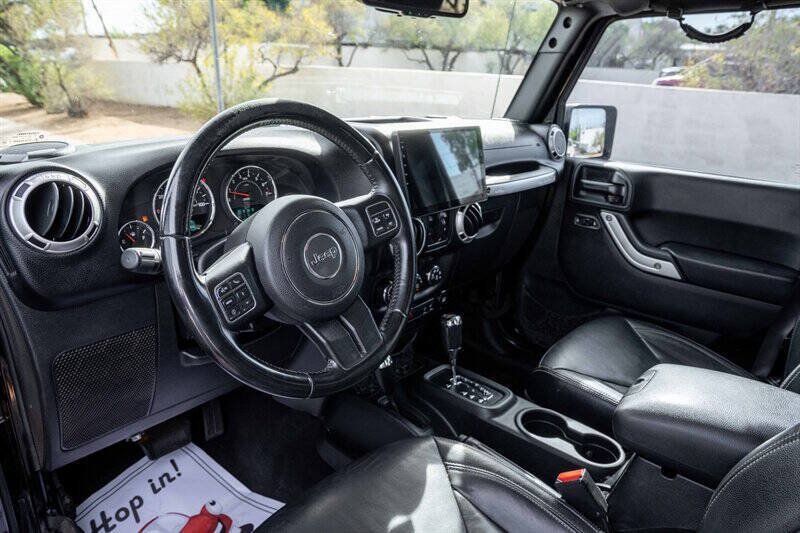Used 2017 Jeep Wrangler Unlimited Sahara w/ Connectivity Group AWD/4WD image 9