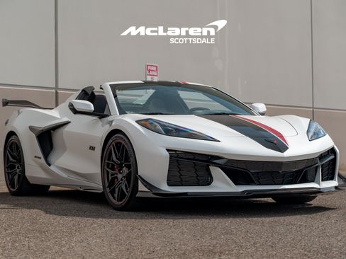 Used 2023 Chevrolet Corvette Z06 w/ Z07 Performance Package RWD image 9