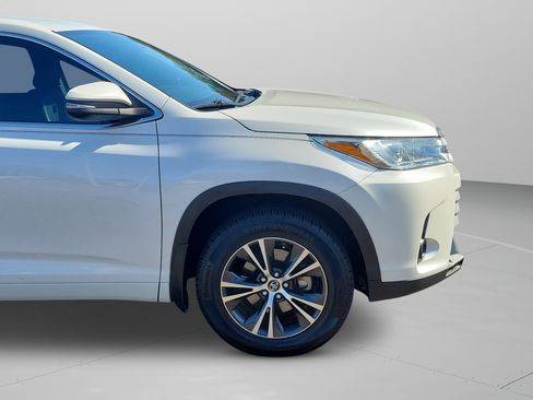 Used 2017 Toyota Highlander LE image 29