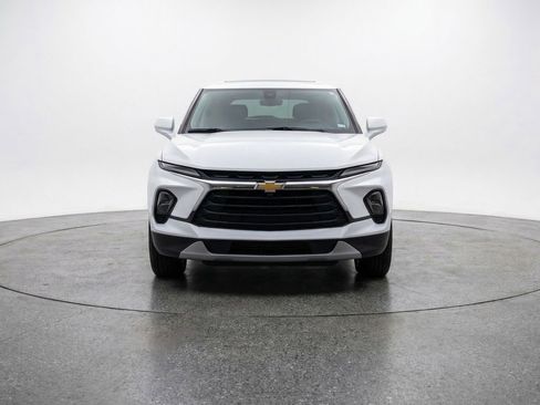 Used 2025 Chevrolet Blazer LT FWD image 2