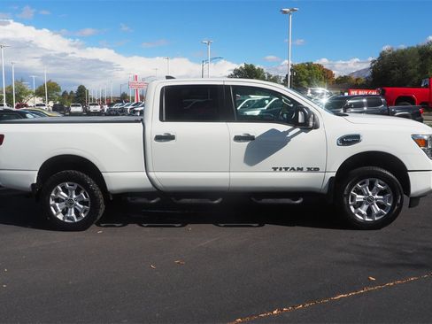 Used 2023 Nissan Titan SV w/ SV Convenience Package image 4
