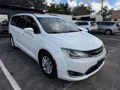 Used 2017 Chrysler Pacifica Touring-L FWD image 3