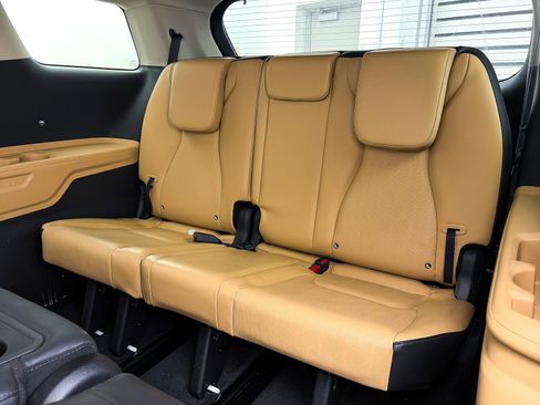 Used 2022 Kia Carnival LX image 40