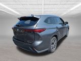 Used 2021 Toyota Highlander XLE image 3