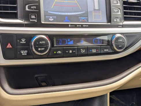 Used 2018 Toyota Highlander Limited Platinum FWD image 13