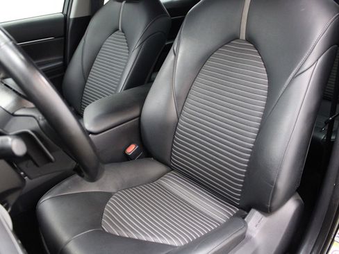 Used 2019 Toyota Camry SE image 12