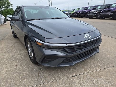 Used 2025 Hyundai Elantra SE FWD image 15