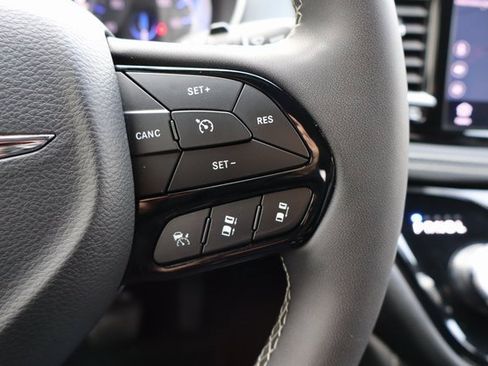 Used 2025 Chrysler Pacifica Limited image 22