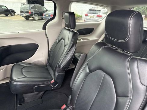 Used 2024 Chrysler Pacifica Touring-L FWD image 24