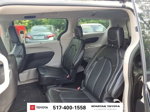 Used 2024 Chrysler Pacifica Touring-L FWD image 12