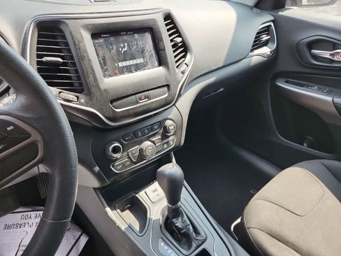 Used 2019 Jeep Cherokee Latitude w/ Popular Appearance Group image 10