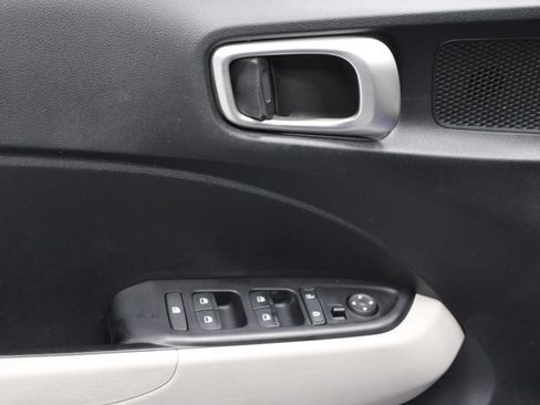 Used 2024 Hyundai Venue SEL FWD image 16
