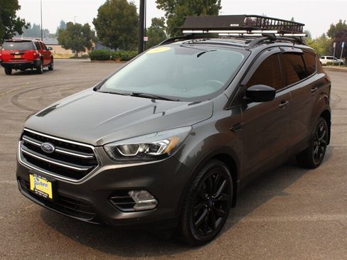 Used 2017 Ford Escape SE w/ SE Sport Appearance Package AWD/4WD image 2