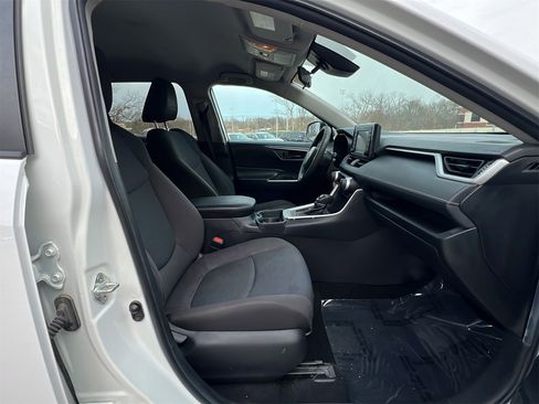Used 2020 Toyota RAV4 LE image 29