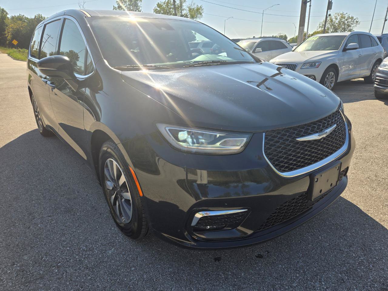 Used 2024 Chrysler Pacifica Limited FWD image 2